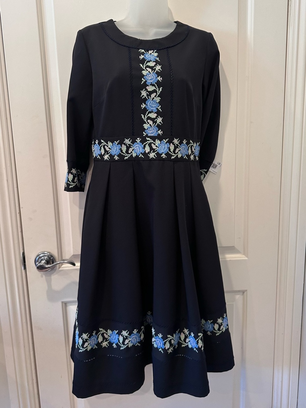 Rare find!

Alina Bradu embroidered dress.  Size Small.  Excellent condition!